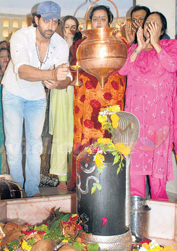 Hrithik Roshan celebrates Shivratri with family